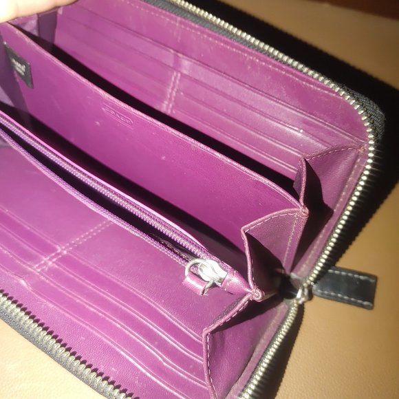 Coach Black Leather Zip Around Wallet Vintage Purple Interior Buckle Details - Picture 5 of 11